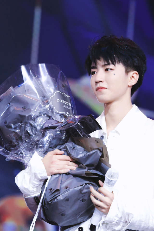 tf蓝衣白马王俊凯晕眩你《醒着》的心,酷魅王子唱醒少年青春