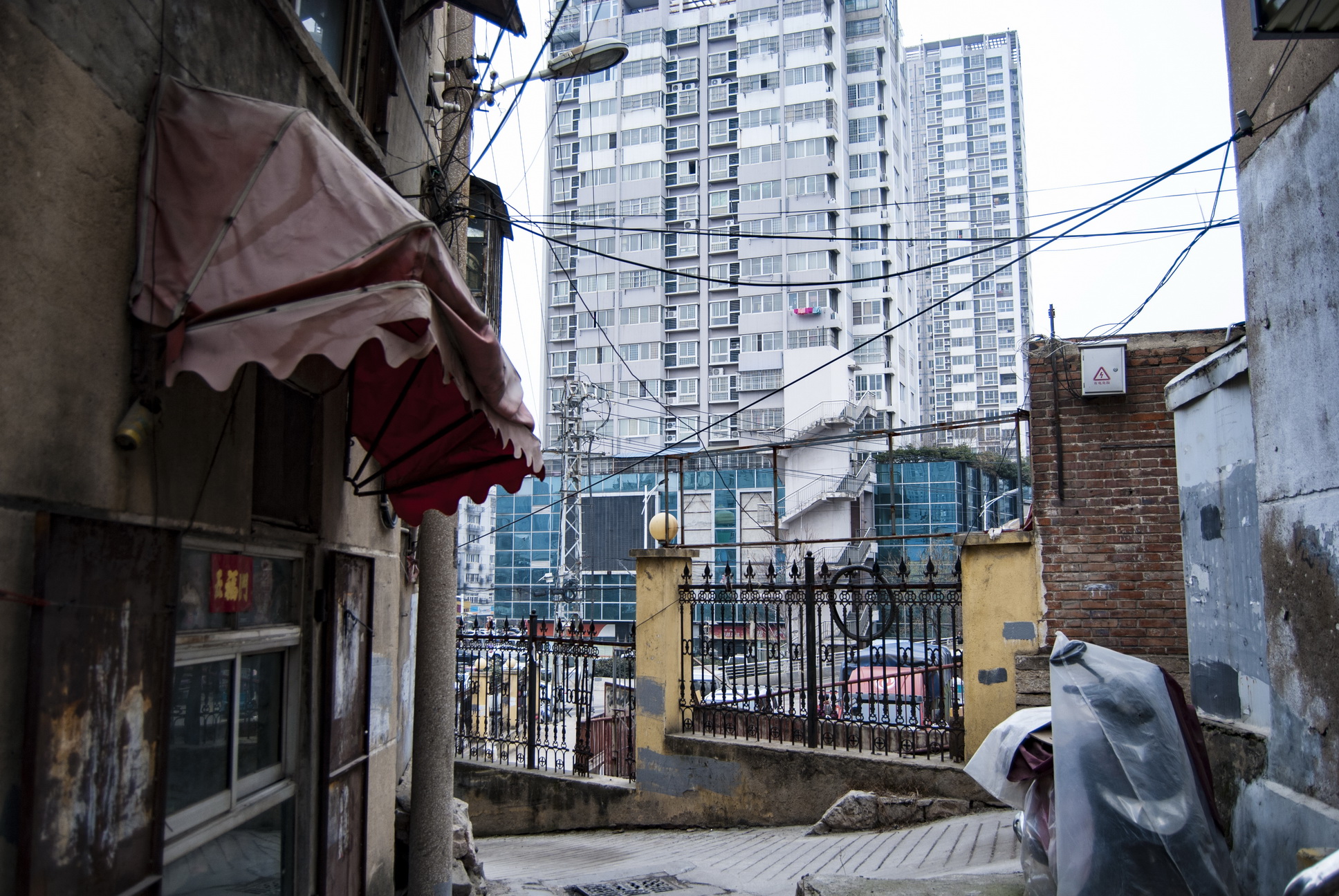 行走在徐州闹市区背后的街巷中,古老的街道,留下了几代人的记忆