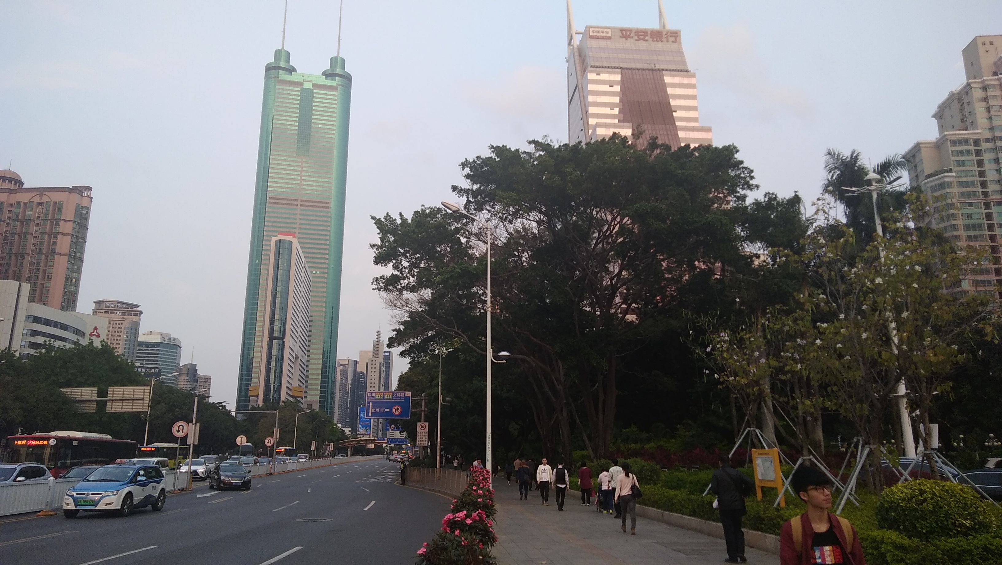 黄昏时在深圳大剧院附近实拍,这里是罗湖区高楼最多的
