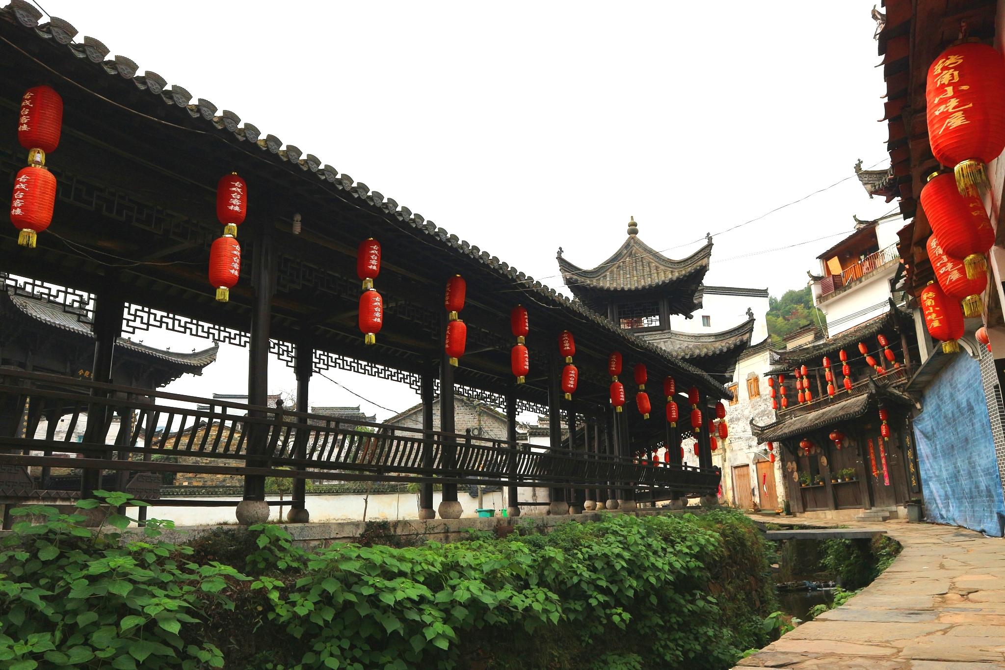 有着350年的"铜绿坊"是这徽派建筑的代表,"铜绿第"宅子的主人写的一手