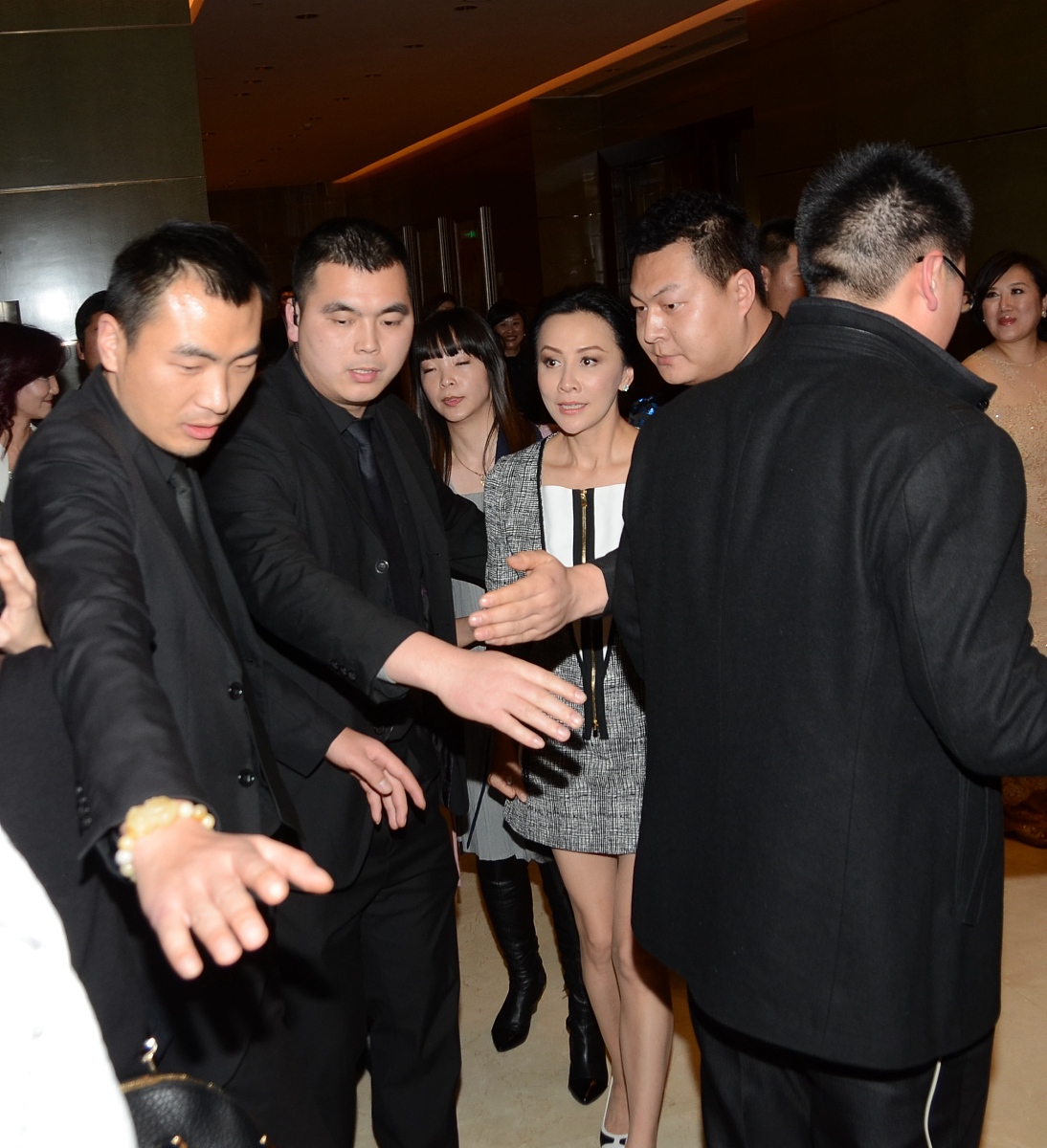 当明星保镖的日常工作:保持警觉,沟通技巧和应对挑战