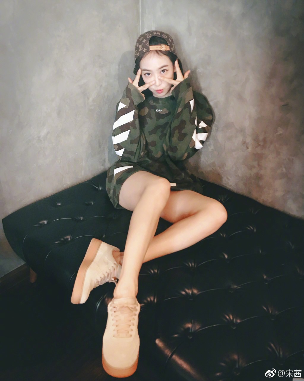 杨超越穿了"宋茜同款"被撞回村子里!3d跳舞腿是神助攻