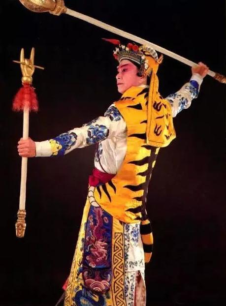 十五,槊:汉魏六朝,武将都用槊打仗,文人也握槊.