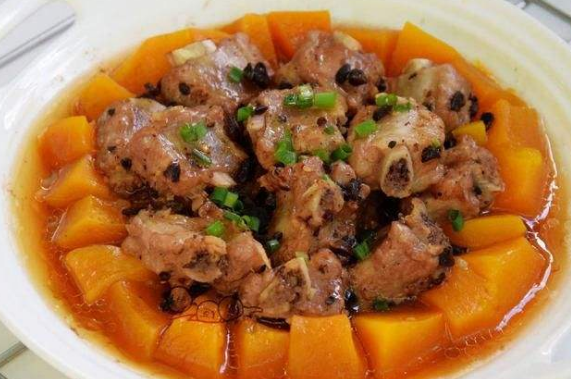 寒冬里的美味,南瓜蒸排骨,喜欢的都去享受了哦,加上香菜更加美味.