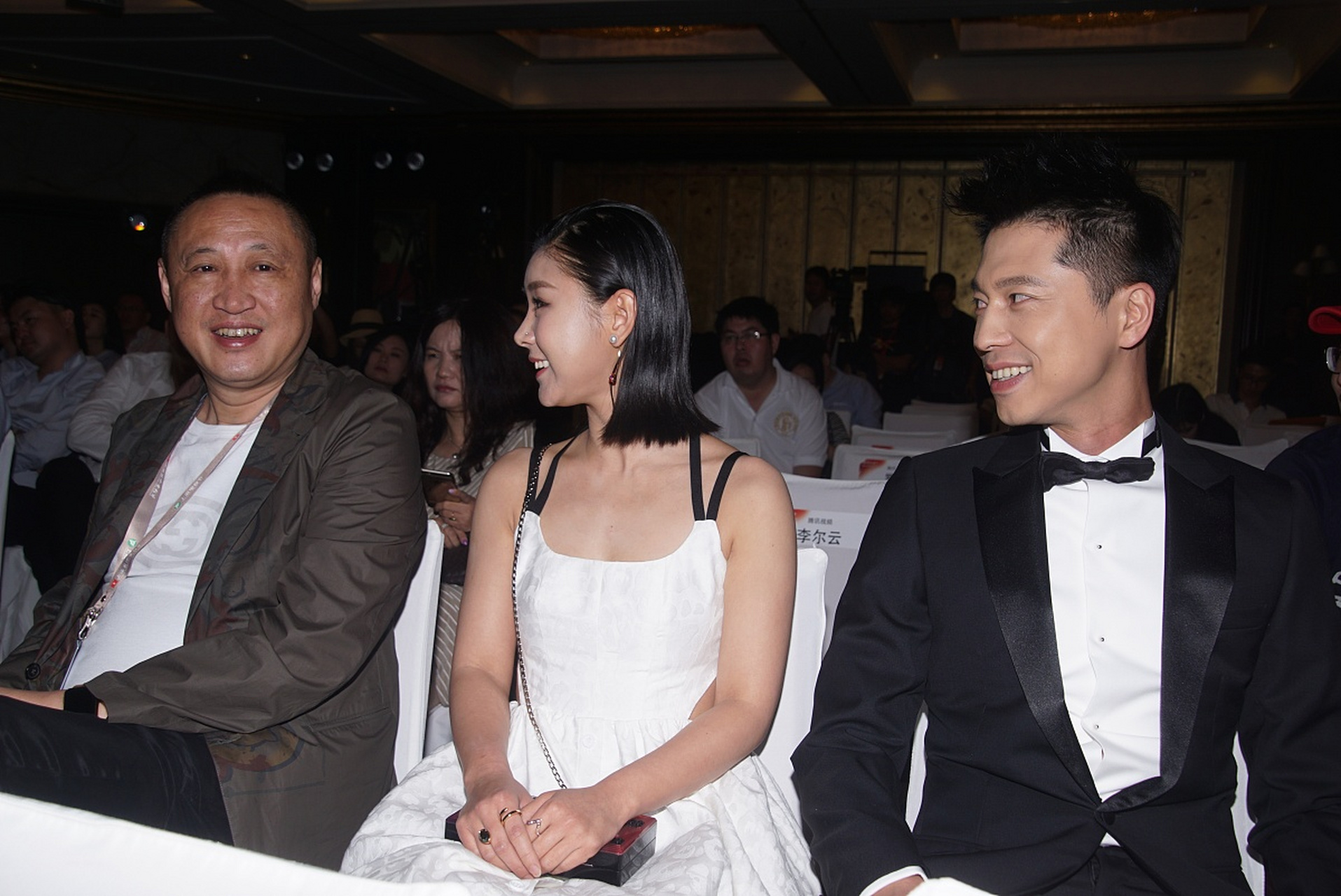 李小萌庆生派对上,身着黑色挂脖露背连衣裙惊艳全场,展现时尚品味.