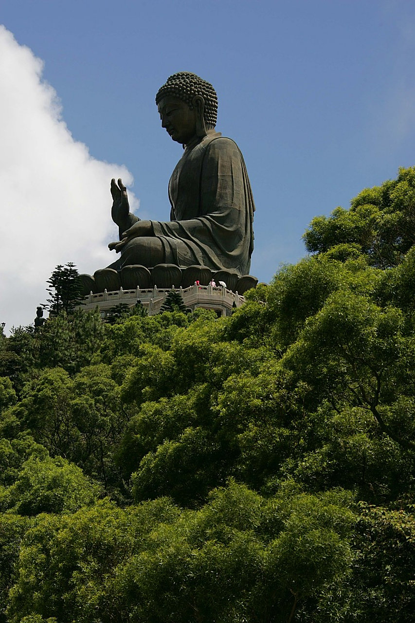 《香港·天坛大佛:千年的传说与永恒的信仰》  在香港,有一座被誉为"