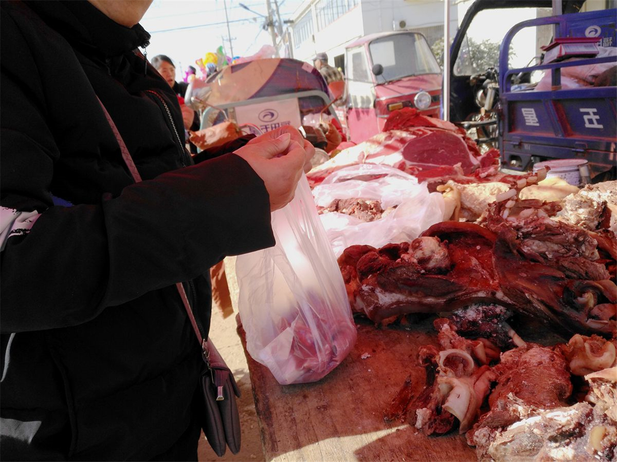 农村大集上有家牛肉摊很牛,这2个熟食很多人不好意思买!