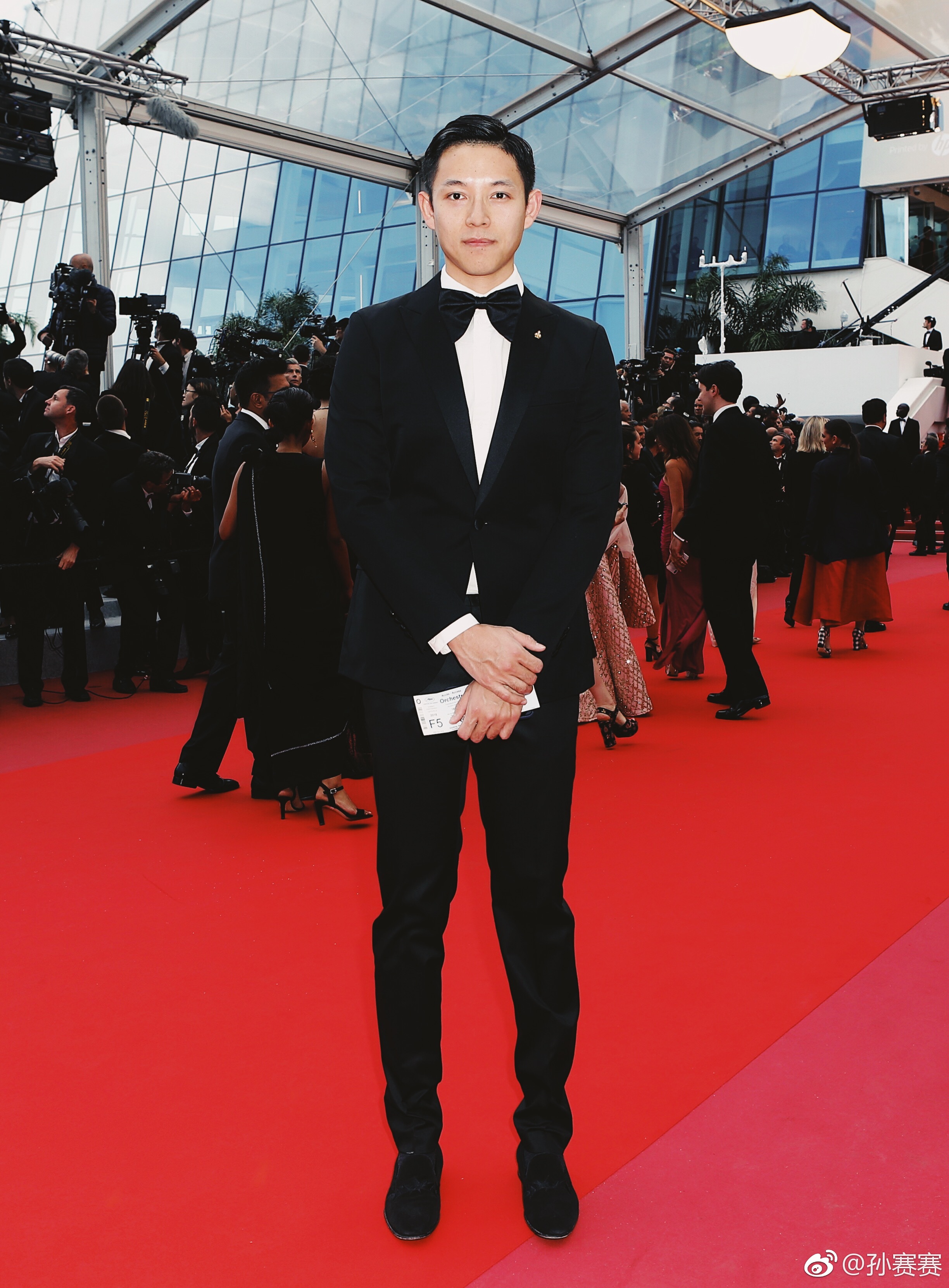 我们所看到的这位文质彬彬的男士,其实就是嘉人时尚