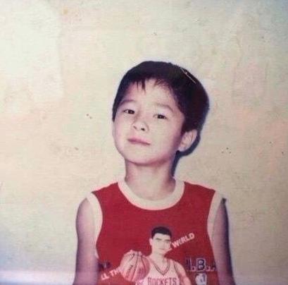 刘昊然小学毕业照曝光!连小学同学都认不出,你能找到吗?