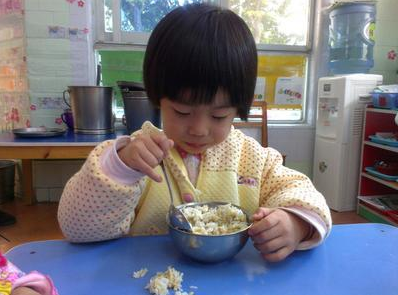 幼儿不认真吃饭图片图片