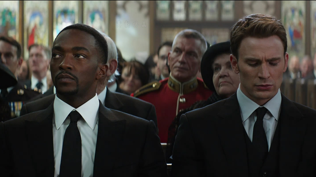 美国队长在佩吉·卡特的葬礼上 爆炸发生的同时美国队长正在伦敦参与