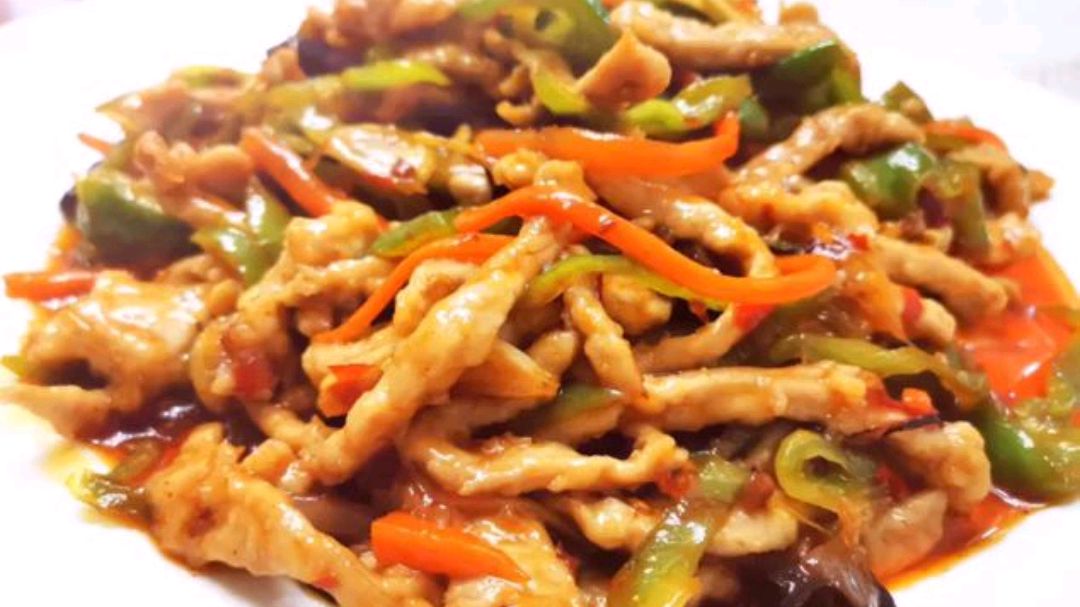 老东北分享大众菜鱼香肉丝家常做法,肉丝嫩滑,鲜香微辣,特下饭