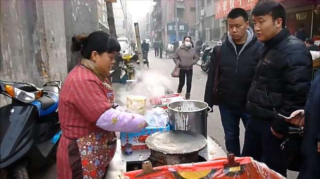 [图]北方城市常见的一种早餐，3块5一个排着队买了吃，你爱吃吗？