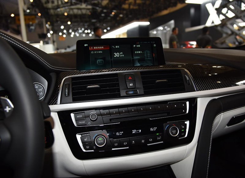 中控台的设计特别突出,特别是它的显示屏很抢眼,很吸引人的目光,比较