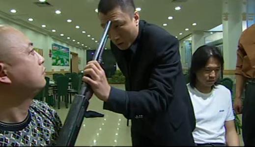 黑社会刘华强让封彪开枪,他为什么不开枪,是枪里没有子弹吗?