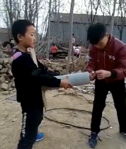 搞笑gif:小朋友放鞭炮的时候扔了打火机,紧紧捏住了鞭炮