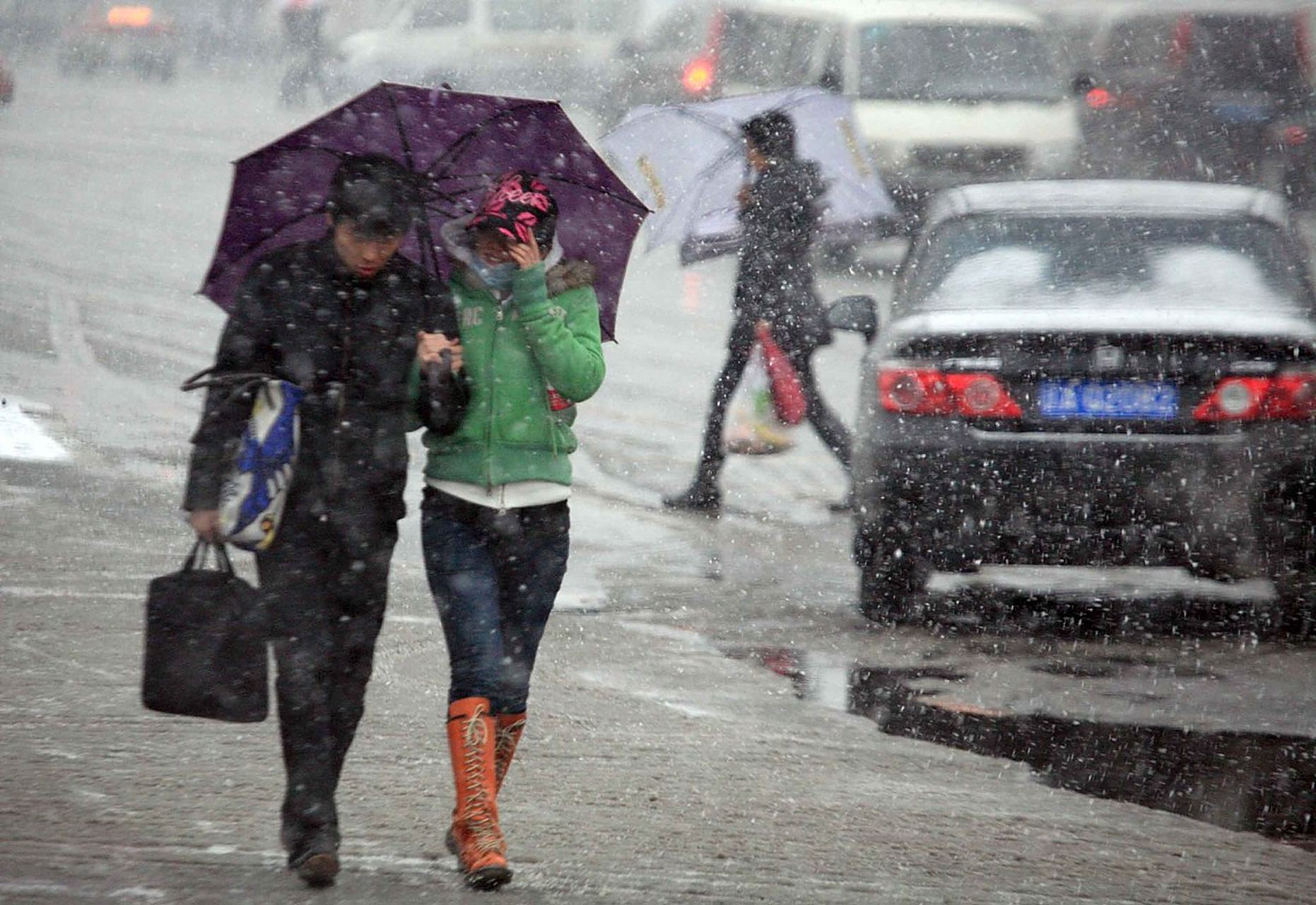 只要他来了,我们的世界就要雨雪交加; 只要他来了,我