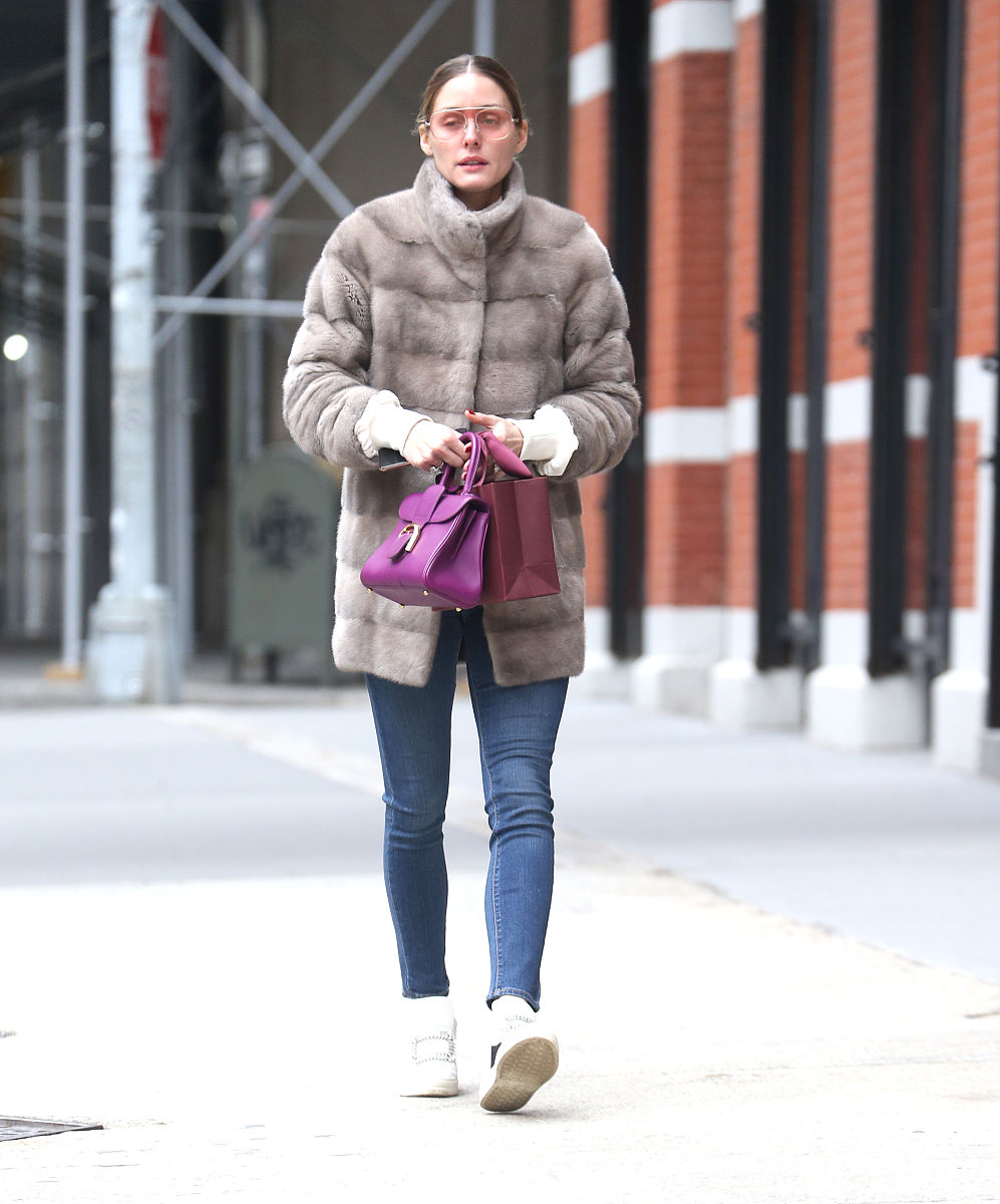 奥利维亚·巴勒莫街拍:皮草大衣牛仔裤roger vivier乐福鞋 delvaux