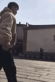 搞笑gif图:大哥买车的时候钱不够了吗?怎么就买了一半