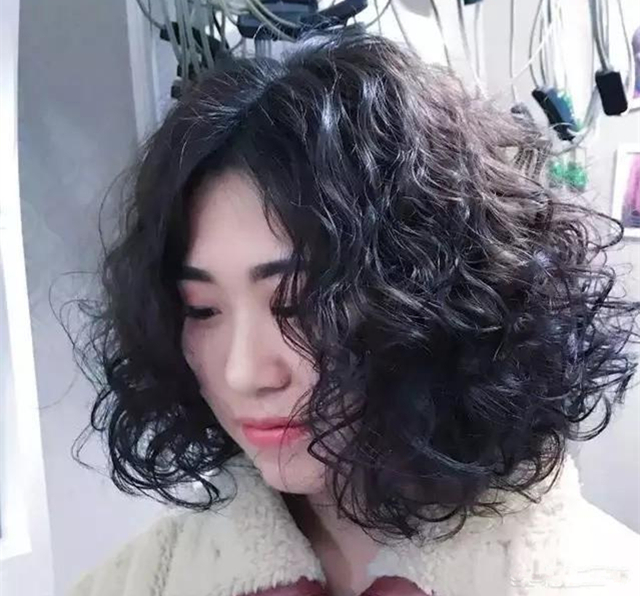 50多女性满头白发瓜子脸,剪什么发型好?
