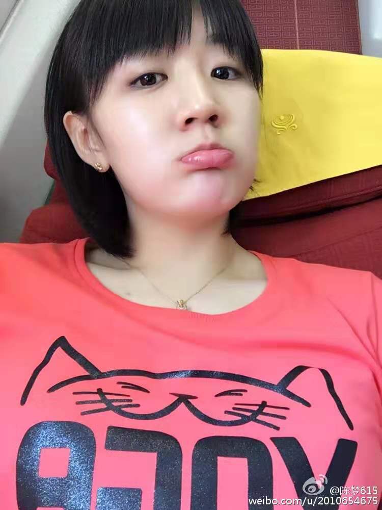 陈梦吐舌卖萌照,皮肤白皙,颜值惊艳,不愧是女队第一美女!