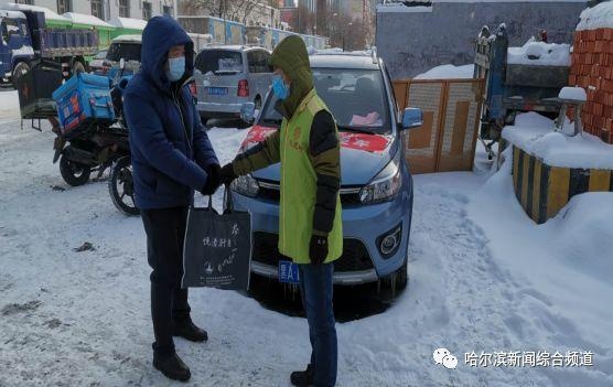 「党旗在战"疫"一线高高飘扬」民警赵培建在抗疫一线践行共产党员的