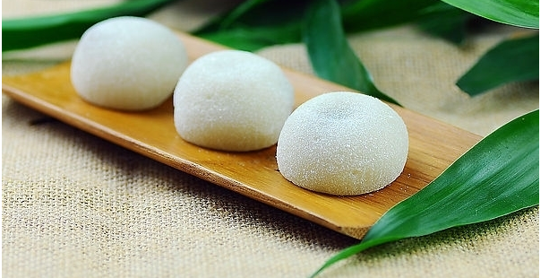 艾窝窝是北京传统风味小吃,历史悠久,馅心松散甜香,老少皆宜