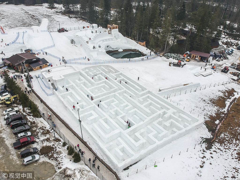 走进波兰"世界最大"雪迷宫 冰雪中迷失也快活!