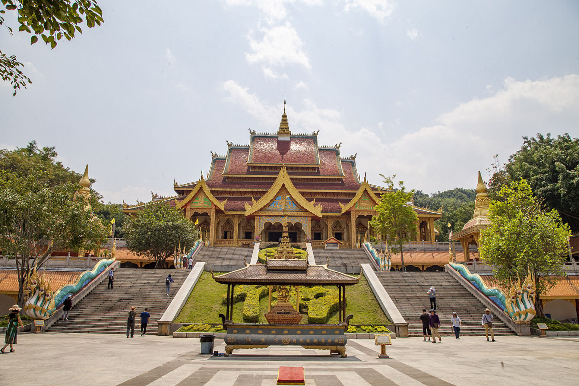 西双版纳勐泐大佛寺是位于云南省西双版纳傣族自治州首府景洪市的一座