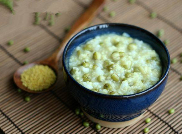 美食:绿豆稀饭,软糯细滑味道略甘,是一种可以解毒的