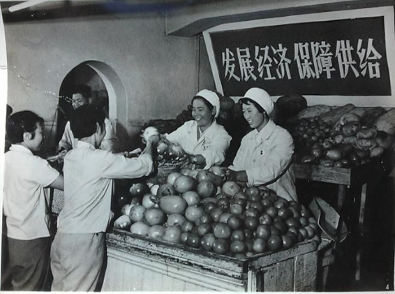 李素文为革命卖菜,从普通售货员到全国人大副委员长