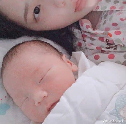 we下路选手mystic妻子晒全家可爱照 这个颜值真让人羡慕