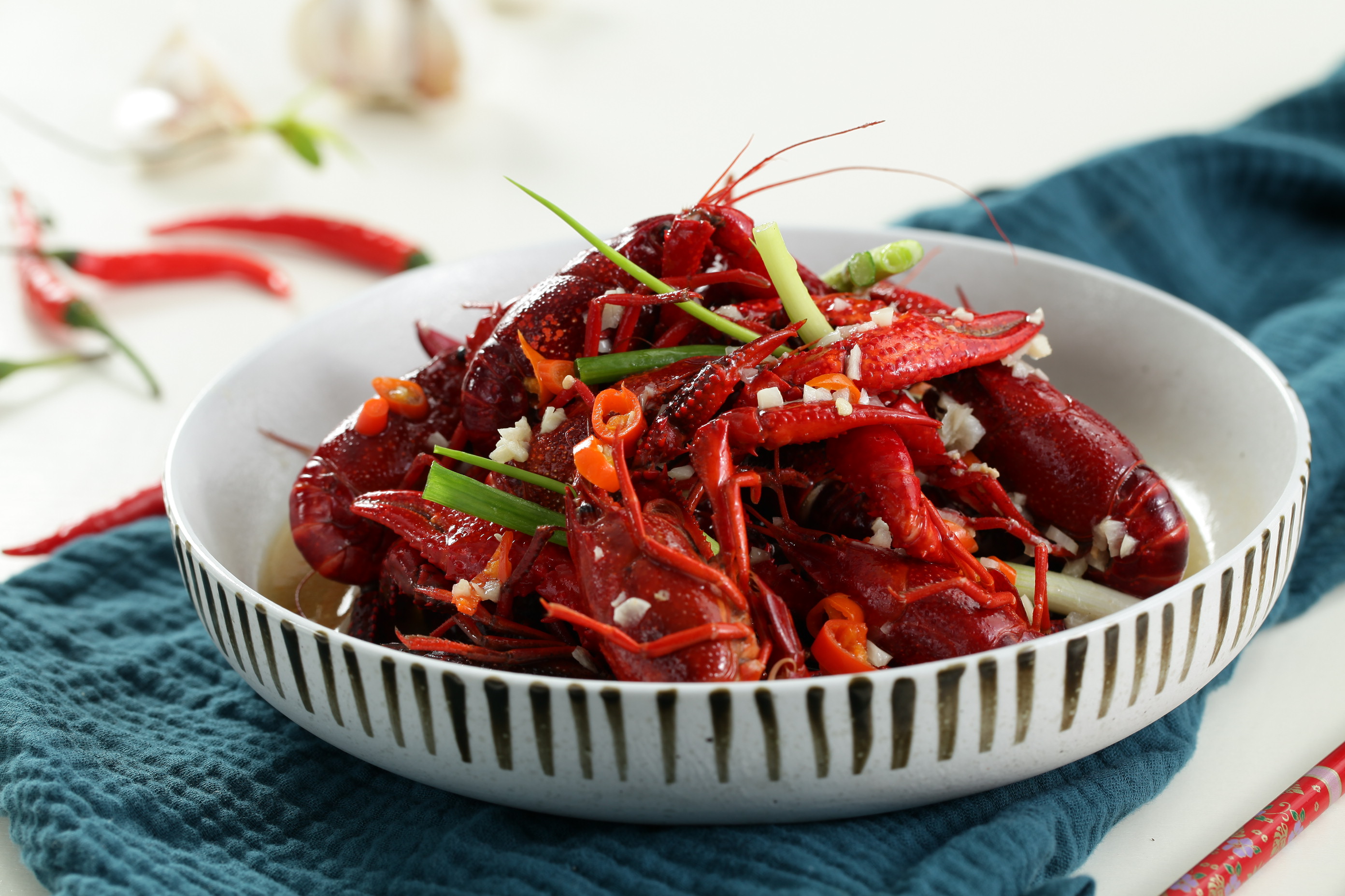 怎么做小龙虾 红烧麻辣两种小龙虾的烹饪方法