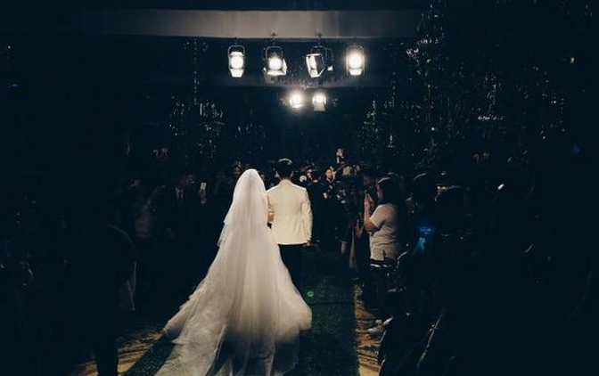 李茂晒与弦子的结婚照 甜哭网友 网友:狗粮都吃饱了