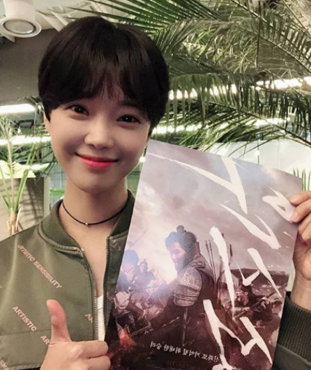 韩国女演员林世美,一身浅色的穿搭,微卷的长发,唯美又迷人!