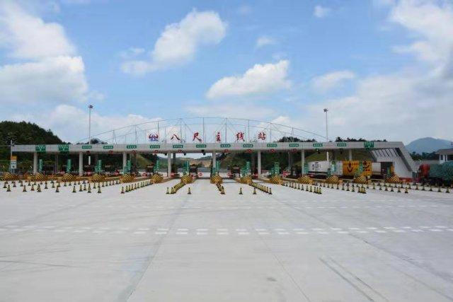 广东首个省界收费站拆除,车主出省将"一脚油门"秒过