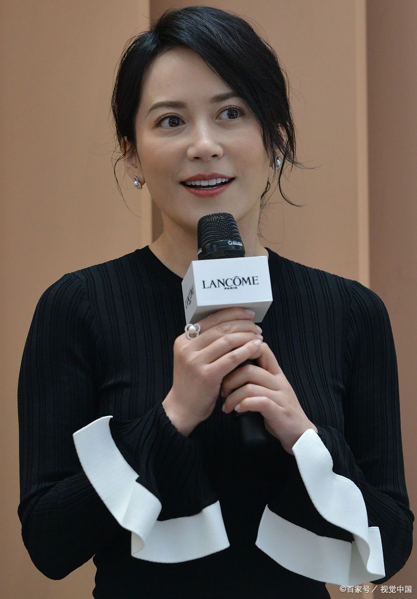 俞飞鸿,1971年1月15日出生在杭州,祖籍浙江诸暨市璜山镇,中国内地导演