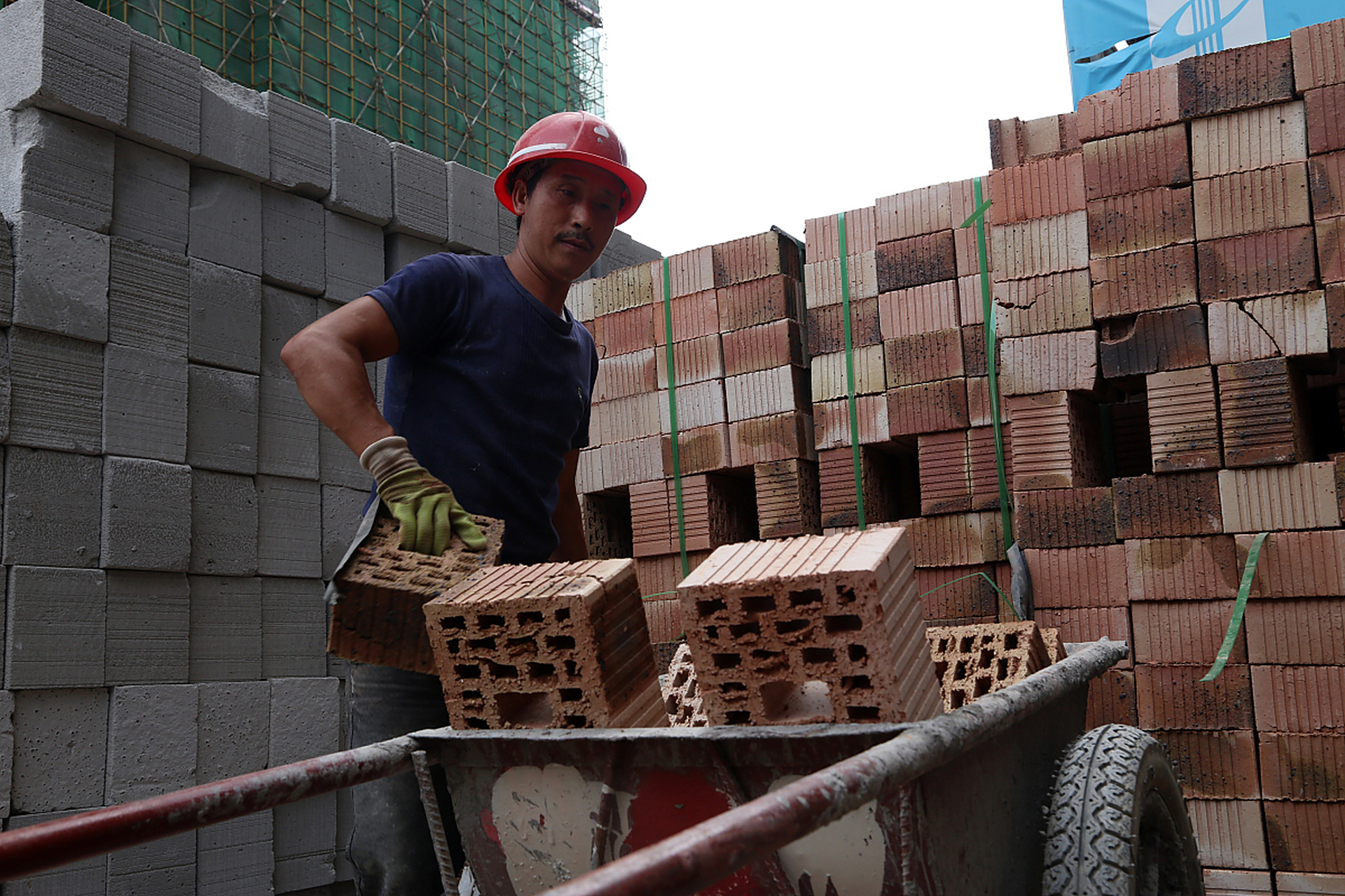 我在工地上搬砖,晚上9点多,有个寡妇偷摸进了我的房间,问我愿不愿意跟