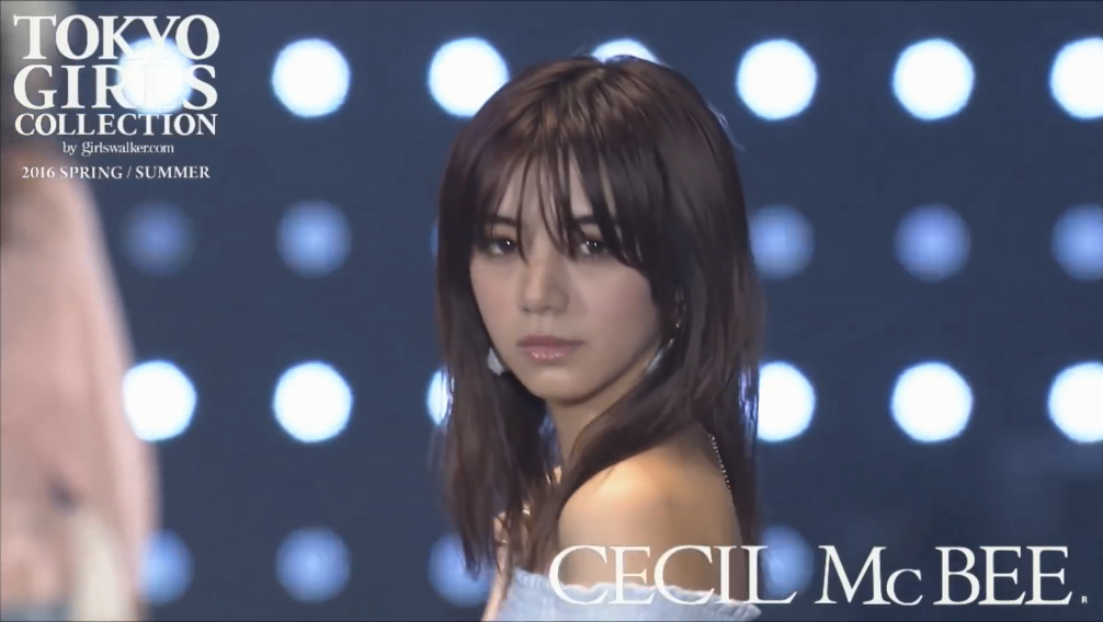 t台上的池田依来沙,不仅身材凹凸有致,网友:颜值高的惊人!