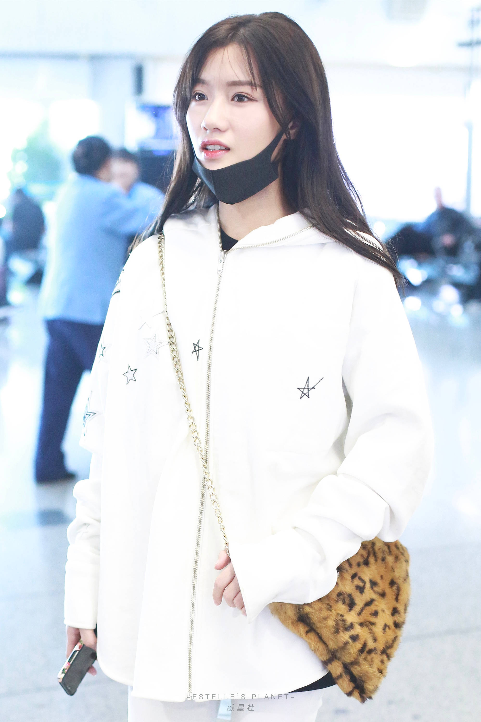 陈意涵穿白色连帽卫衣现身机场面带微笑,摘下黑色口罩真的好漂亮