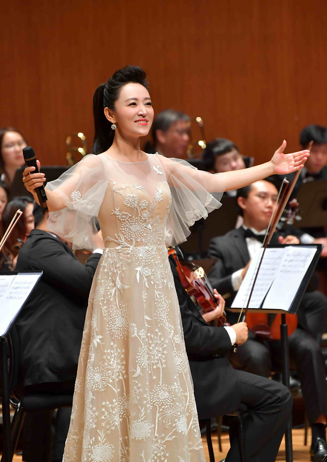 著名歌唱家周旋师生音乐会唱响香港大会堂 用歌声祝福香港感恩祖国!