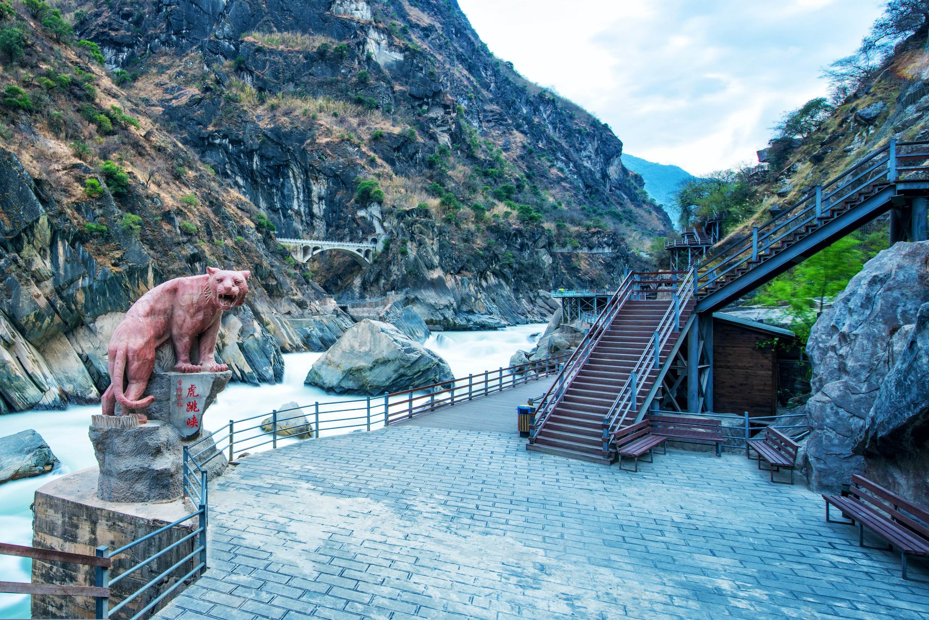 香格里拉虎跳峡:是中国著名的.@在云贵川旅行的动态
