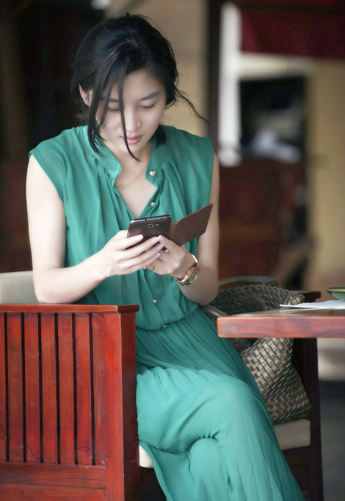 镜头下一个成熟气质美丽的文雅女子