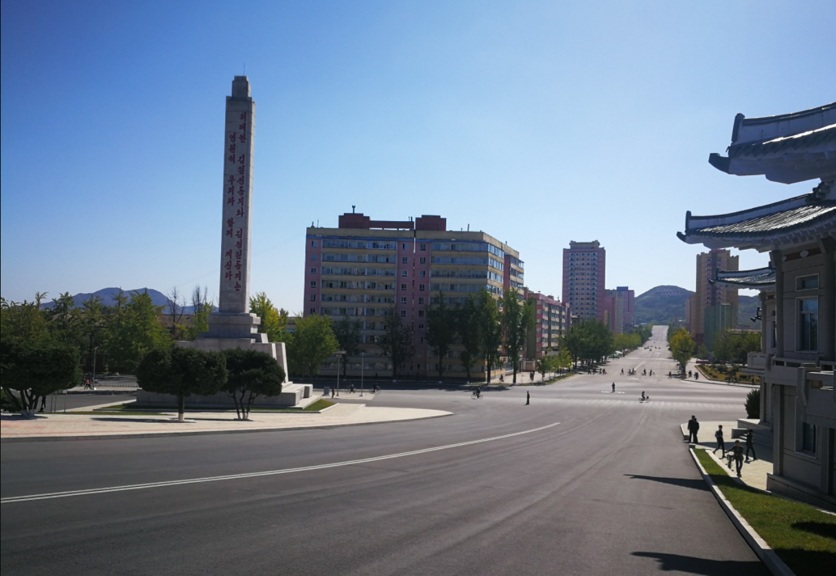 图为朝鲜第二大城市开城街景,马路上车辆很少,但是非常的干净.