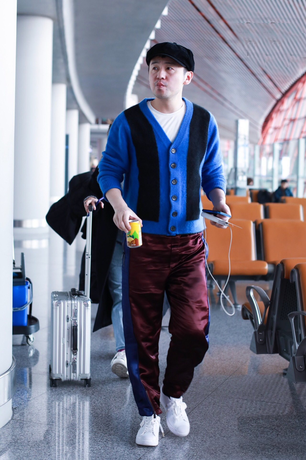 雷佳音又胖了?机场街拍凹起了造型,头戴报童帽英伦风满满!