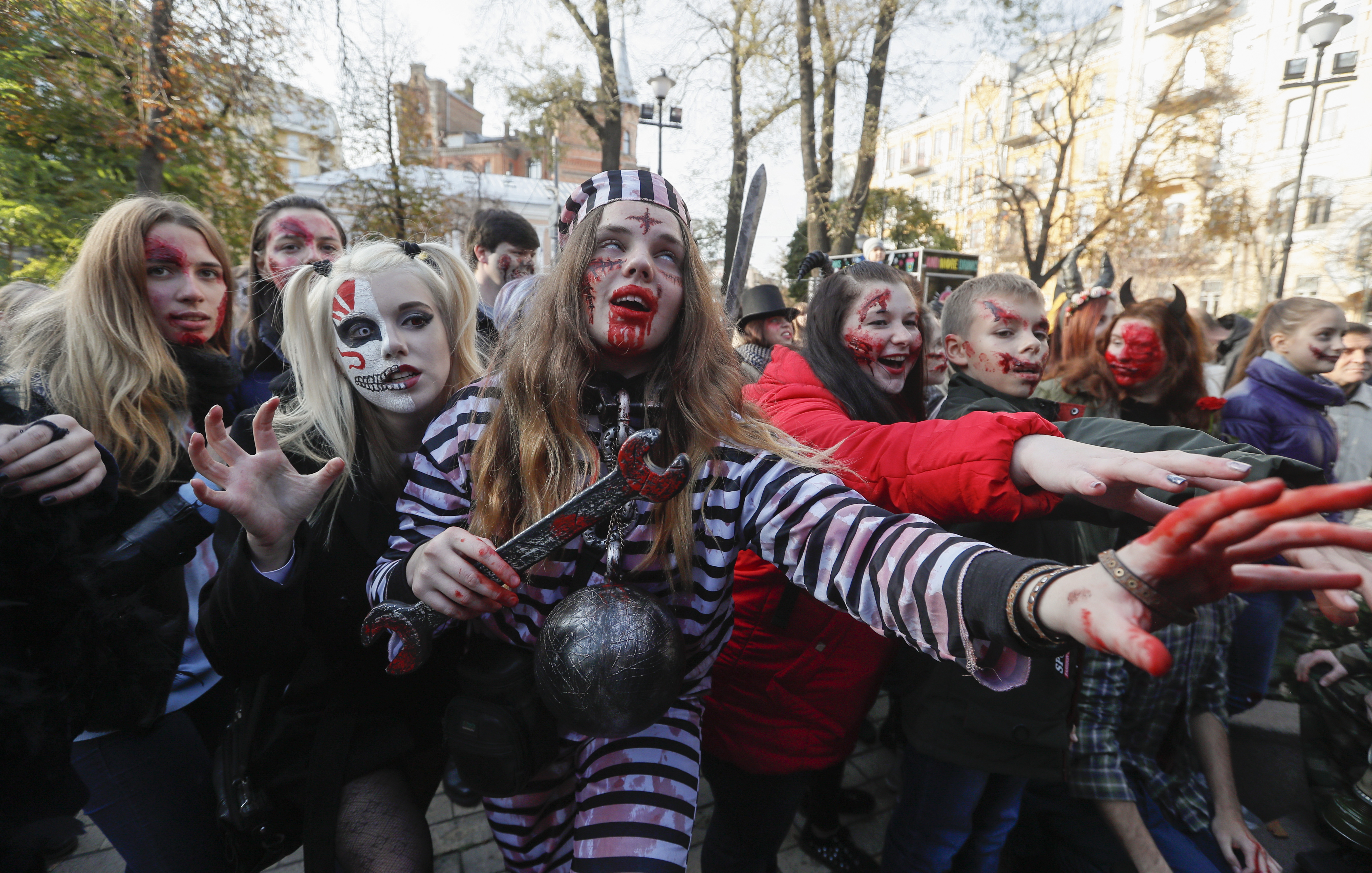 基辅举行万圣节"僵尸"巡游