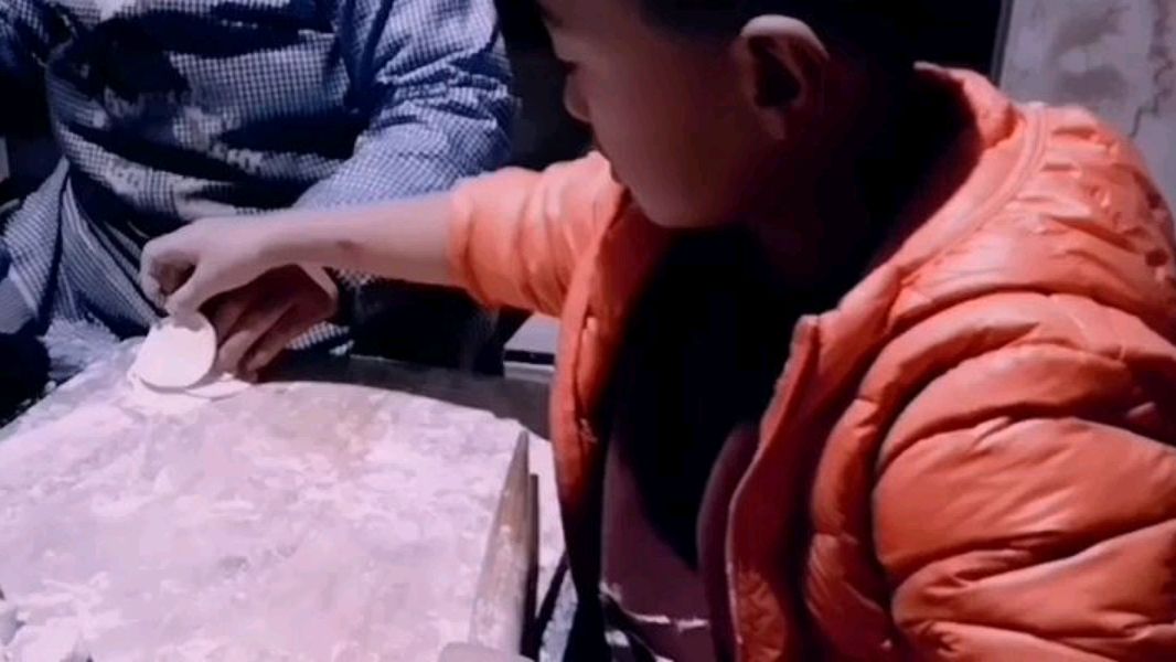 儿子:妈妈负责看弟弟,我和奶奶包饺子