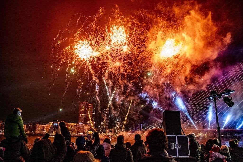 荷兰鹿特丹,人们在伊拉斯谟大桥附近观看烟花.