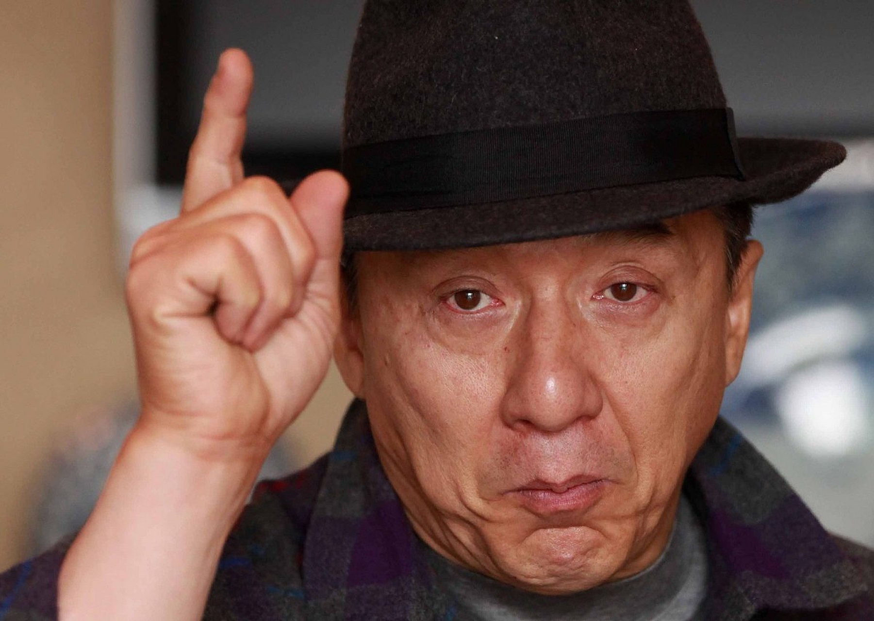 看到成龙大哥的最新照片,真是让人惊呆了!满头白发,岁月不饶人啊!