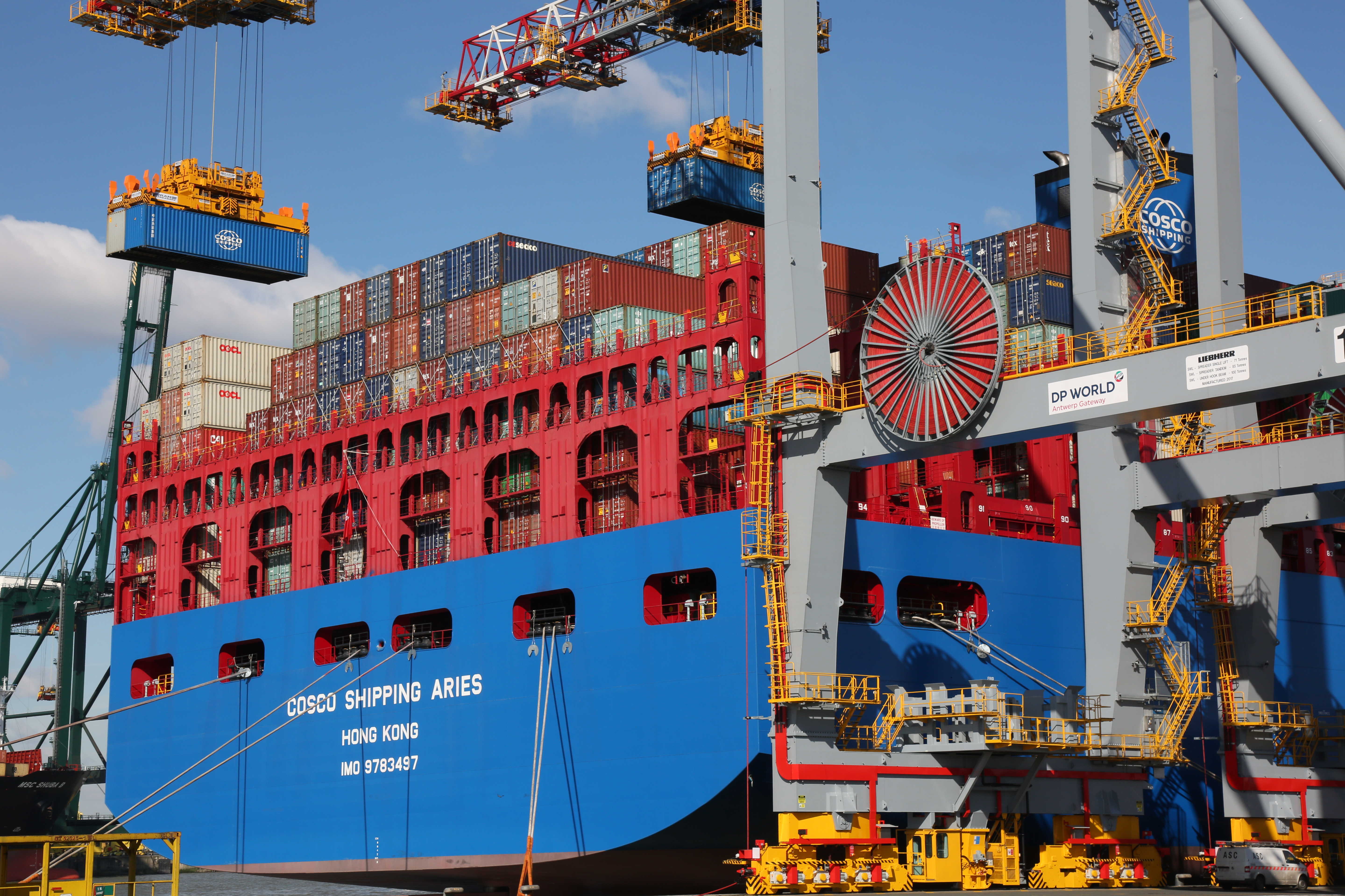 (国际·图文互动)(2)"中远海运白羊座"集装箱船首航抵达欧洲终点